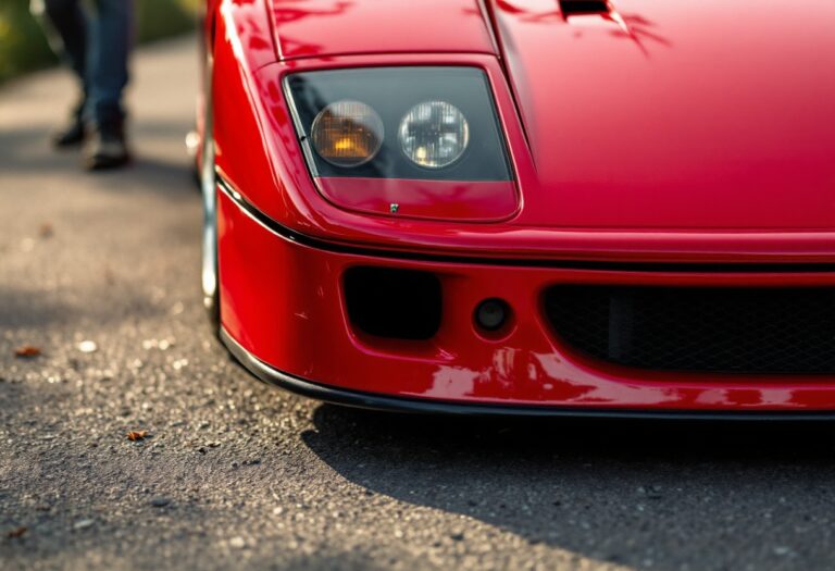 Ferrari F40 rossa in esposizione, vista laterale